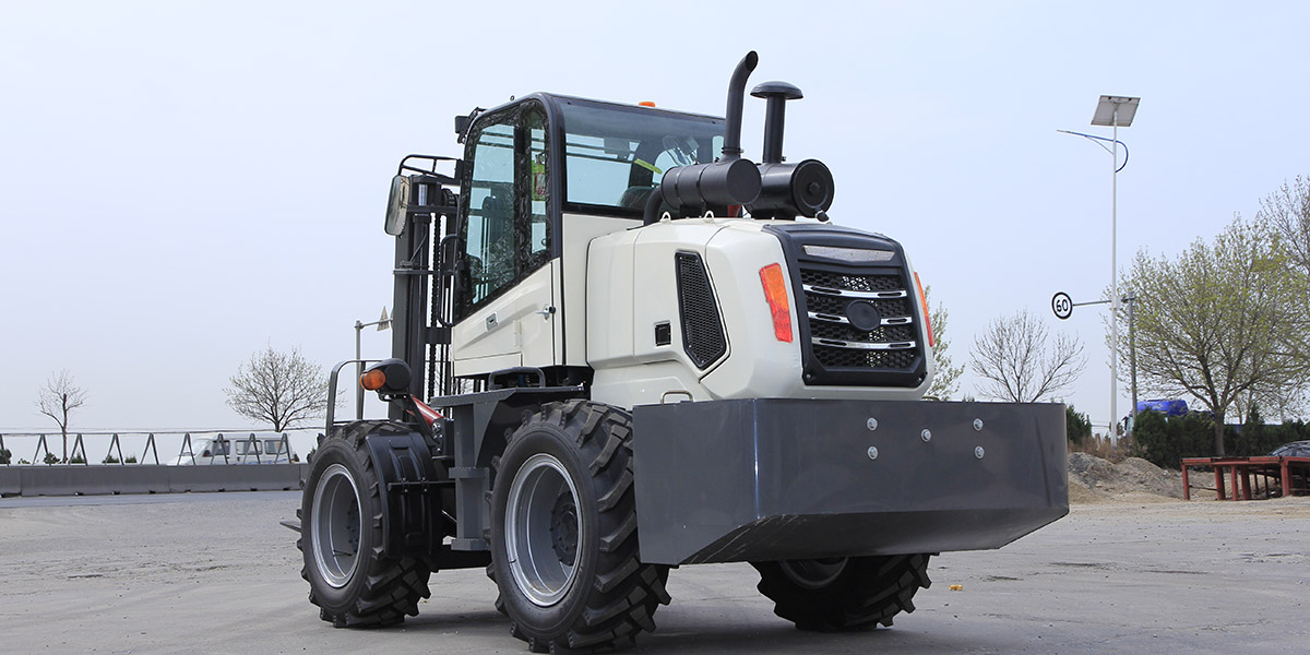 6 Ton Articulated All‑Terrain Forklift Deployed for Heavy‑Duty Outdoor Material Handling