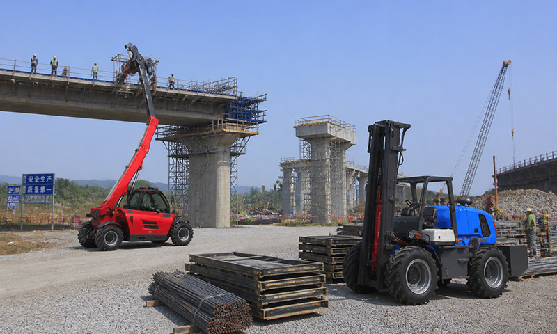 FD50‑RT Rough Terrain Forklifts and HT2506 Telehandler for Bridge Construction Material Staging